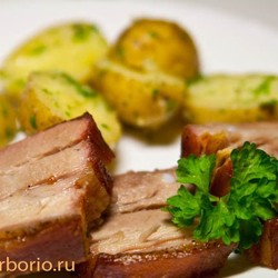 Запеченная свиная грудинка