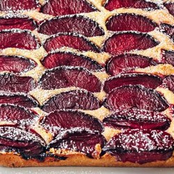 Миндальный пирог со сливами