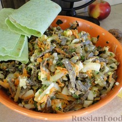 Салат с сердцем и зеленым горошком