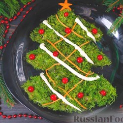 Салат "Ёлка" с курицей, грибами и кукурузой