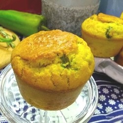 Кукурузные кексы с сыром и острым перцем. Ингредиенты: кукурузная мука, пшеничная мука, сыворотка