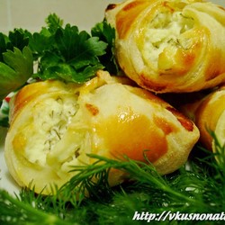 Слоеные конвертики с творогом, чесноком и зеленью