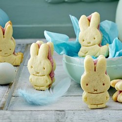 Osterhasenkekse mit Himbeerfüllung Rezept | LECKER