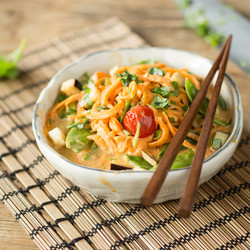 Rotes Thai-Curry mit Süßkartoffel-Nudeln