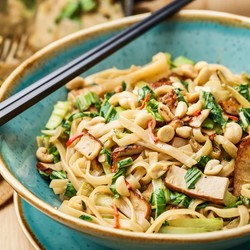 Nudelpfanne mit Pak Choi und Räuchertofu