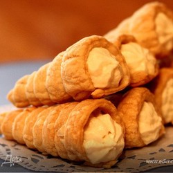 Слоеные трубочки с творожным кремом. Ингредиенты: тесто слоеное, творог, сливочное масло