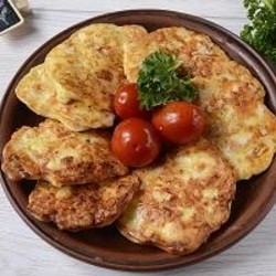 Куриные оладьи с луком и сыром