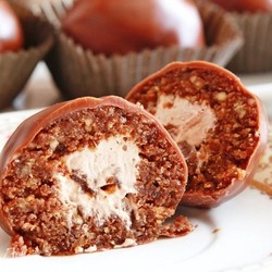 Пирожное «Буковинский орех». Ингредиенты: бисквитная крошка, коньяк, какао-порошок