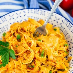 Nudeln mit Paprikasauce