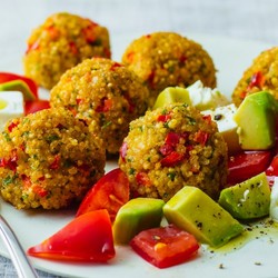 Hirse-Falafeln mit Tomaten-Avocado-Salat
