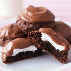 Schoko-Kekse mit Milchcreme und Nussnougatcreme auf for me