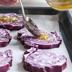 Gebackene Rotkohlsteaks mit Ziegenkäse