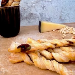 Слоеные палочки с вялеными томатами и оливками. Ингредиенты: тесто слоеное, яичные желтки, помидоры вяленые