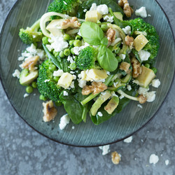 Zucchininudeln mit Avocado-Walnuss-Pesto