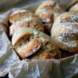 Frische, knusprige Dinkelbrötchen