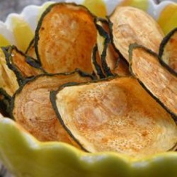 Gesunder Snack ohne Reue. Zucchini Chips selber machen. Zucchini in dünne Scheiben schneiden, etwas Öl und eine Prise Salz drüber geben und d… | Kochen | Pinterest | Чипсы, Еда и Кулинария