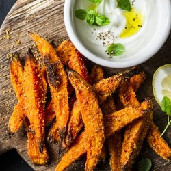 Soulfood mal anders: 4 gesunde Low Carb Gemüse-Pommes-Rezepte aus dem Ofen