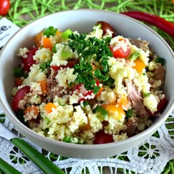 Салат из кускуса с тунцом и овощами