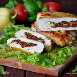 Куриные грудки по-киприотски. Ингредиенты: куриное филе, помидоры вяленые, моцарелла