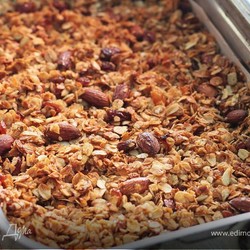 Гранола — домашние мюсли. Ингредиенты: овсяные хлопья, изюм, миндаль