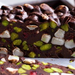 Rezept für dunkle Schokolade mit Pistazien und Goji-Beeren