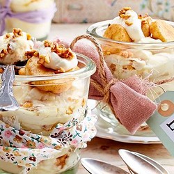 Geschichteter Bananen-Krokant-Traum Rezept | LECKER