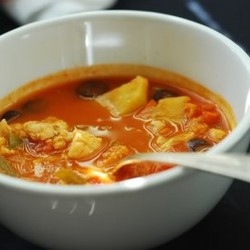 Рыбный суп с перцем и оливками