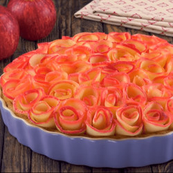 Яблочный пирог, розы