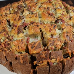 Хлеб запечённый с сыром, ветчиной..