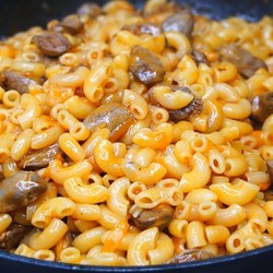 Макароны с куриными сердечками.