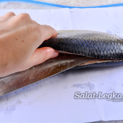 Как быстро очистить селедку, форель, семгу, лосося и любую другую