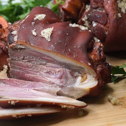 Рулька в луковой шелухе