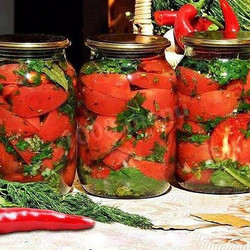 Помидоры дольками с зеленью и чесноком...