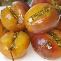 Маринованные сливы с чесноком и зеленью: оригинальная закуска