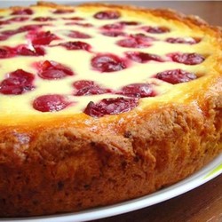 Вкусный и ароматный сметанник с ягодами: с чашечкой кофе то, что нужно!