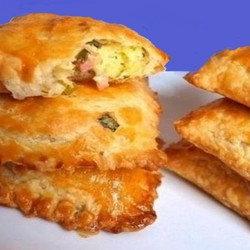 Пирожки из слоеного теста с зеленым луком, сыром и ветчиной