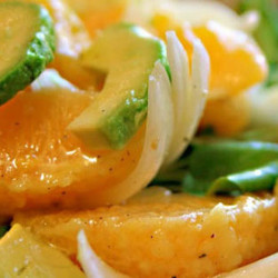 Французский салат с апельсином и авокадо  Источник: http://webvinegret.ru/6-interesnykh-salatov-na-prazdnichnyy-st/