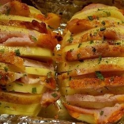 Печеная картошка-гармошка с беконом