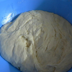 Тесто кефирное, любимое. Для пирогов, пирожков и рулетов  Источник: https://7dach.ru/recepty/Makta/testo-kefirnoe-lyubimoe-dlya-pirogov-pirozhkov-ruletov-57384.html