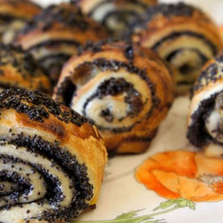 Булочки с маком из слоенного теста