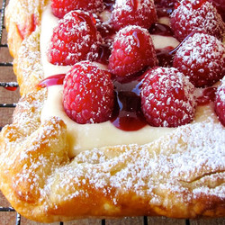 Пирог с малиной и творогом за 15 минут