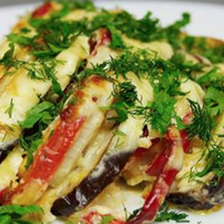 Баклажаны с овощами, запеченные под сметанным соусом