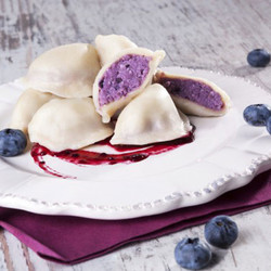 Вареники с творогом и черникой