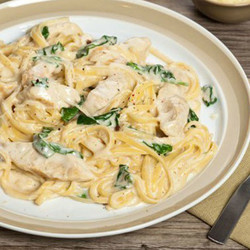 Спагетти с курицей в сметанном соусе