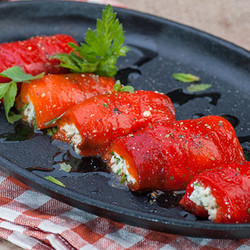 Невероятно вкусные рулетики из печеного перца с сыром и травами