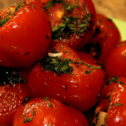 Малосольные помидоры с чесноком в пакете