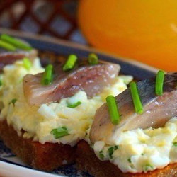 Гренки с яйцом и селедочкой