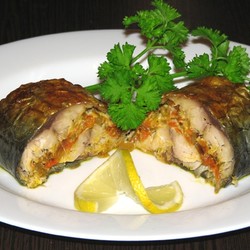 Скумбрія запечена з морквою і цибулею.