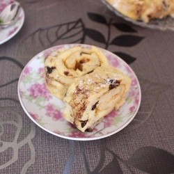 Рулет з яблуками і чорносливом