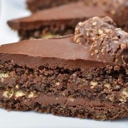 Торт з горіхами та шоколадом